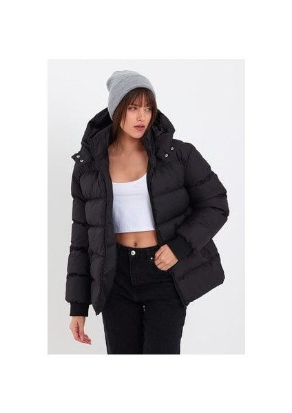 Kadın Siyah Su ve Rüzgar Geçirmez Oversize Kapüşonlu Kışlık Şişme Mont & Kaban & Parka - 137