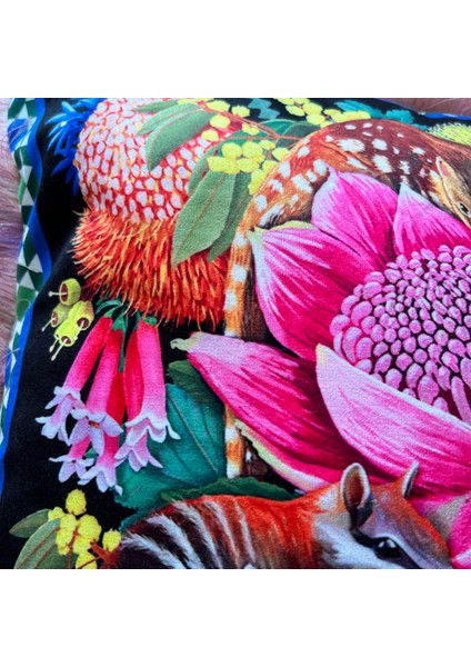 Botanik Çiçek ve Gizemli Hayvan Desenli Dijital Baskılı Kadife Kırlent Kılıfı Saçaklı fiyatları