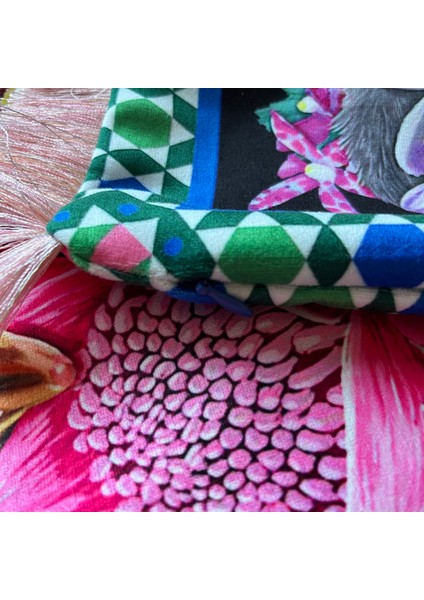 Botanik Çiçek ve Gizemli Hayvan Desenli Dijital Baskılı Kadife Kırlent Kılıfı Saçaklı modelleri