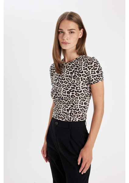 Slim Fit Dar Kesim Bisiklet Yaka Leopar Desenli Kısa Kollu Tişört D4965AX24AU fırsatları