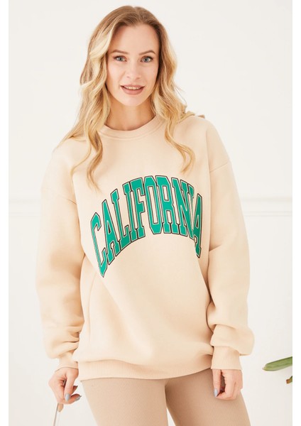 Kadın California Baskılı Üç Iplik Sweatshirt Bej ZN5053 fırsatları