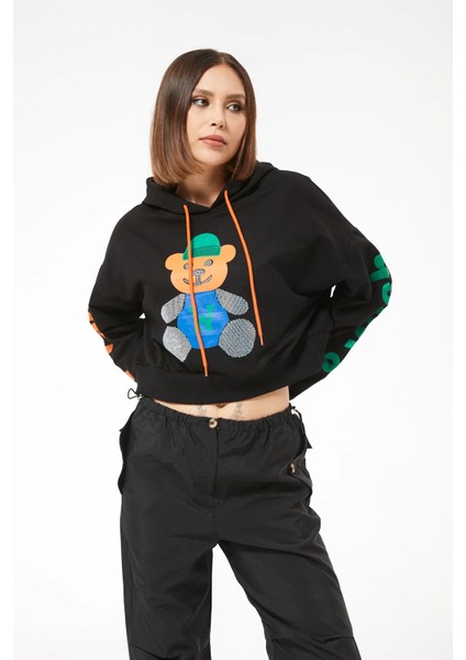 Kadın Kapüşonlu Taş Detaylı Ayıcık Baskılı Crop Sweatshirt Siyah ZN5087