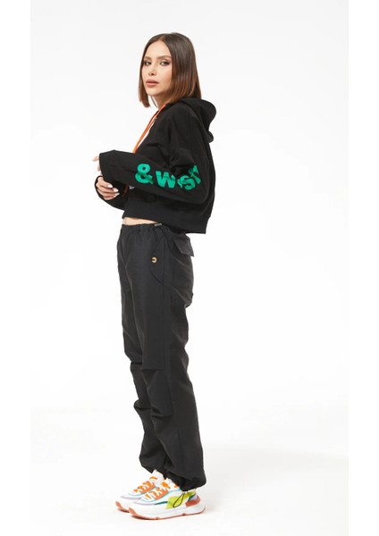 Kadın Kapüşonlu Taş Detaylı Ayıcık Baskılı Crop Sweatshirt Siyah ZN5087