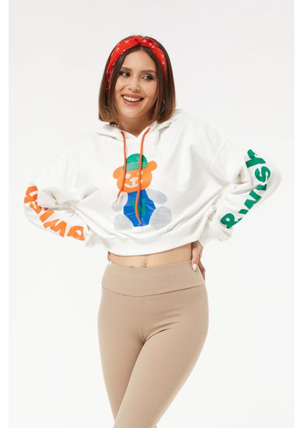 Kadın Kapüşonlu Taş Detaylı Ayıcık Baskılı Crop Sweatshirt Ekru ZN5087