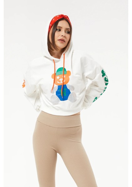 Kadın Kapüşonlu Taş Detaylı Ayıcık Baskılı Crop Sweatshirt Ekru ZN5087