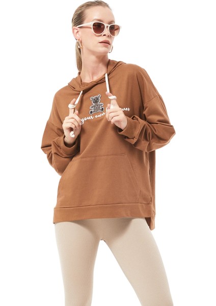 Kadın Kanguru Cepli Taşlı Ayıcık Baskılı Kapüşonlu Sweatshirt Açık Kahve ZN5085