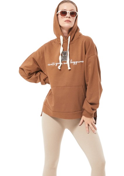 Kadın Kanguru Cepli Taşlı Ayıcık Baskılı Kapüşonlu Sweatshirt Açık Kahve ZN5085