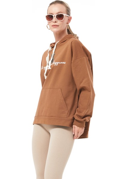 Kadın Kanguru Cepli Taşlı Ayıcık Baskılı Kapüşonlu Sweatshirt Açık Kahve ZN5085