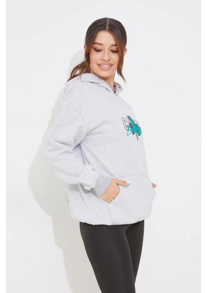 Kadın Baskılı Kapüşonlu Cepli Sweatshirt Gri ZN5046