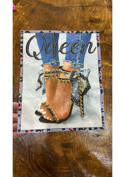 Queen Yazılı Boncuk Işlme Ayakkabılı Arma Dikiş Aplike 23X19 cm