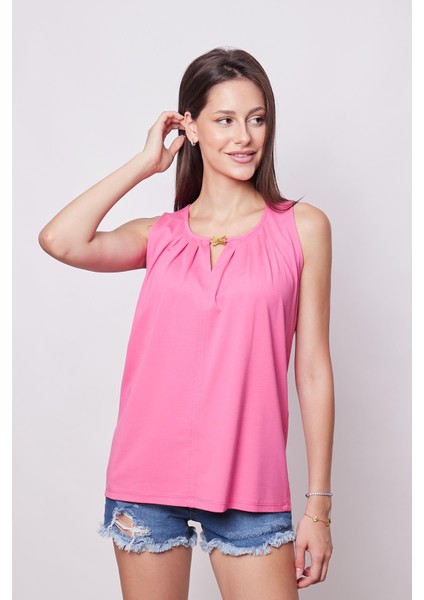 Kadın Kırışmaz Span Karışımlı Geniş Sıfır Yaka Yakası Pileli Aksesuarlı Kolsuz T-Shirt Bluz-Fujya indirimleri