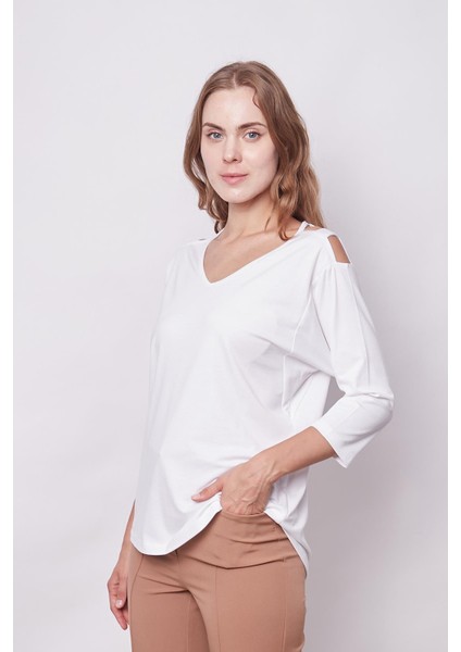 Kadın V Yaka Omuzu Dekolteli Kapri Truvakar Kol Hafif Likralı Kumaş Bluz-Beyaz fiyatları