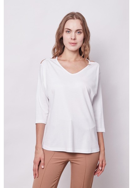 Kadın V Yaka Omuzu Dekolteli Kapri Truvakar Kol Hafif Likralı Kumaş Bluz-Beyaz modelleri