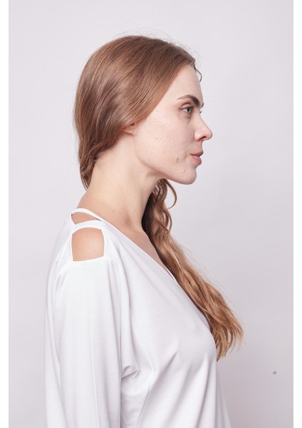 Kadın V Yaka Omuzu Dekolteli Kapri Truvakar Kol Hafif Likralı Kumaş Bluz-Beyaz indirimleri