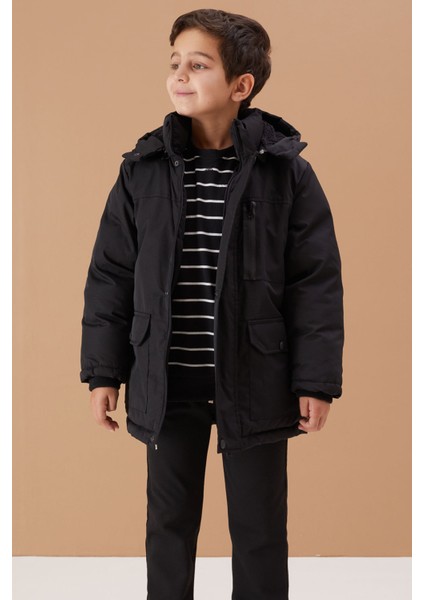 Siyah Kürklü Kapüşonlu Fermuarlı Göğüs Cepli Erkek Çocuk Mont 19075