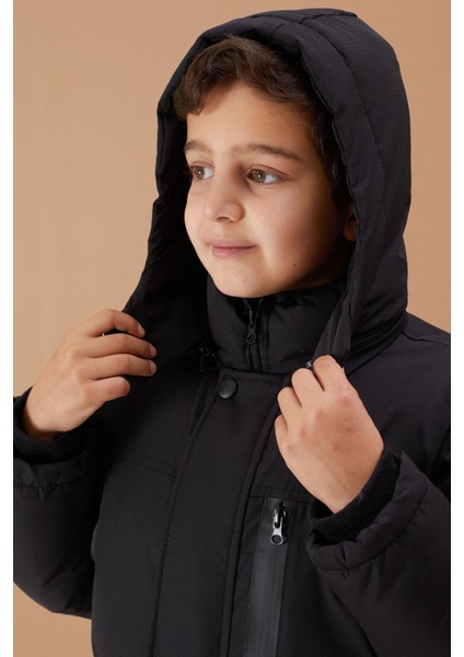 Siyah Kürklü Kapüşonlu Fermuarlı Göğüs Cepli Erkek Çocuk Mont 19075 modelleri