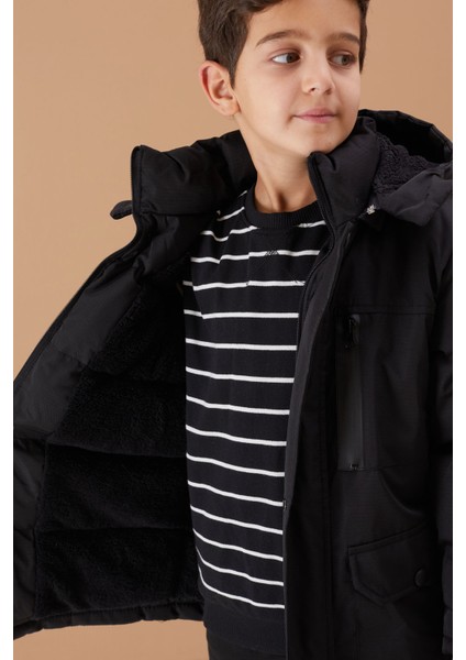Siyah Kürklü Kapüşonlu Fermuarlı Göğüs Cepli Erkek Çocuk Mont 19075 indirimleri