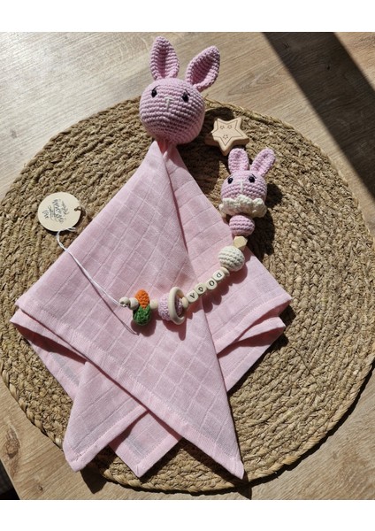 Isme Özel Bebek Yenidoğan Tavşan Pembe Müslin Uyku Arkadaşı Ahşap Emzik Askısı Seti Örgü Amigurumi
