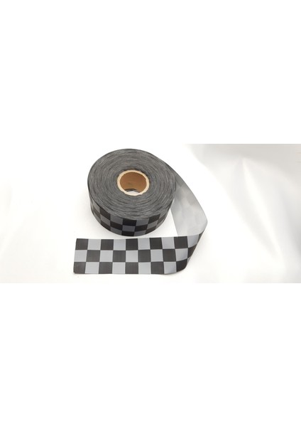 5,0 cm Genişliğinde 5 Metre Gri Siyah Renk Dikilebilen Kare Damalı Polyester Reflektör Şerit