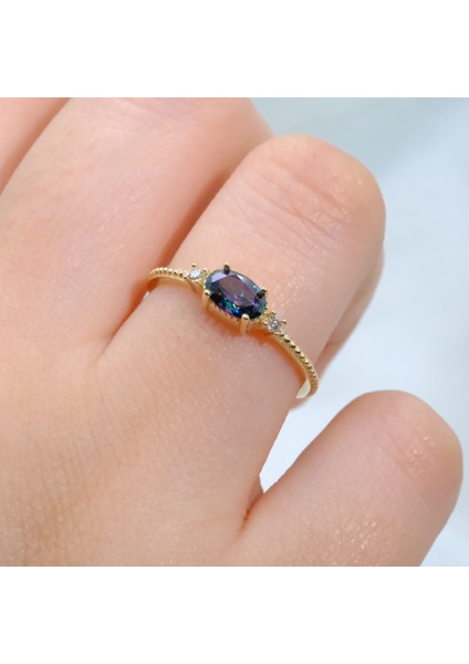 Gümüş Yüzük - Mistik Topaz Oval Kesim Yan Zirkon Taşlı Modern 925 Ayar Gümüş Kadın Tektaş Yüzük