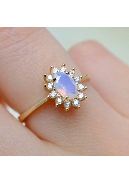 Gümüş Yüzük - Oval Kesim Pembe Kuvars Yan Zirkon Taşlı Modern 925 Ayar Gümüş Kadın Tektaş Yüzük