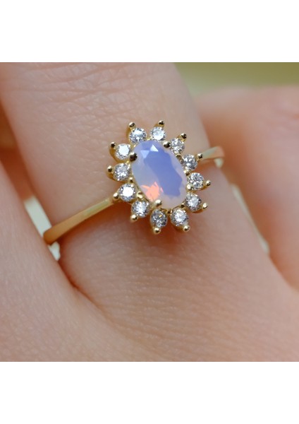 Gümüş Yüzük - Oval Kesim Pembe Kuvars Yan Zirkon Taşlı Modern 925 Ayar Gümüş Kadın Tektaş Yüzük fiyatları