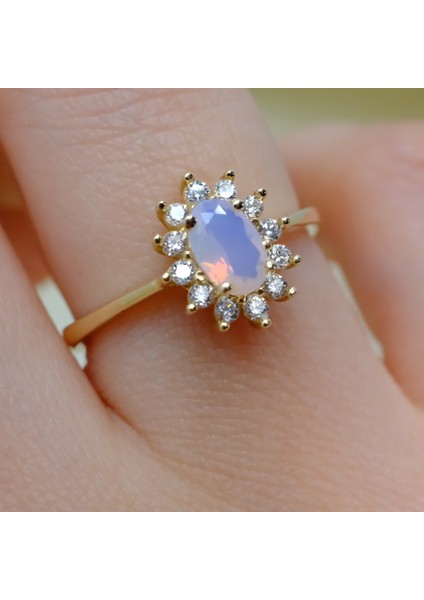 Gümüş Yüzük - Oval Kesim Pembe Kuvars Yan Zirkon Taşlı Modern 925 Ayar Gümüş Kadın Tektaş Yüzük modelleri