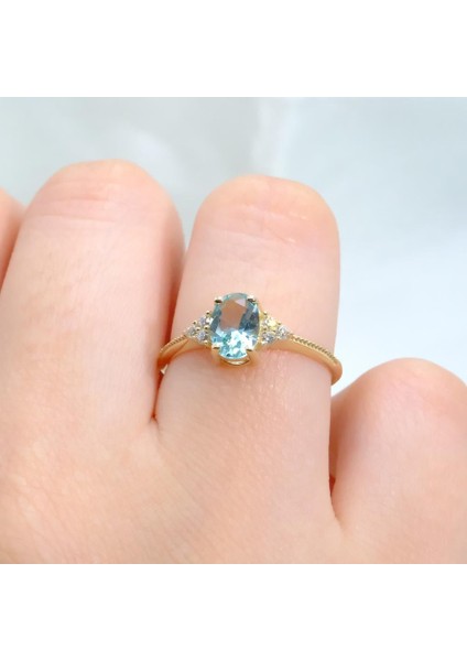 Gümüş Yüzük - Oval Kesim Blue Topaz Yan Zirkon Taşlı Modern Tasarım 925 Ayar Gümüş Kadın Yüzük modelleri