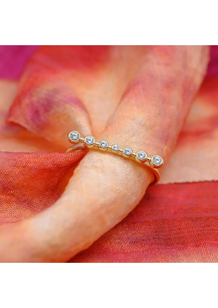 Sıra Taşlı Çerceveli Swarovski Taşlı 925 Ayar Gümüş Kadın Yüzük