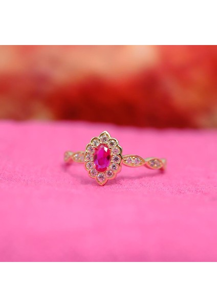 Gümüş Yüzük - Oval Ruby Taşlı Yanları Zirkon Taşlarla Süslemeli Işıltılı 925 Ayar Gümüş Kadın Yüzük fırsatları