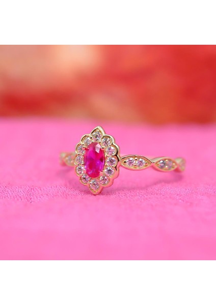 Gümüş Yüzük - Oval Ruby Taşlı Yanları Zirkon Taşlarla Süslemeli Işıltılı 925 Ayar Gümüş Kadın Yüzük indirimleri