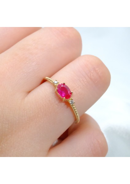 Altın Yüzük - Oval Kesim Yakut Taşı Yan Zirkon Taşlı Modern Tasarım 14 Ayar Altın Yüzük Tektaş Günlük-Hediyelik