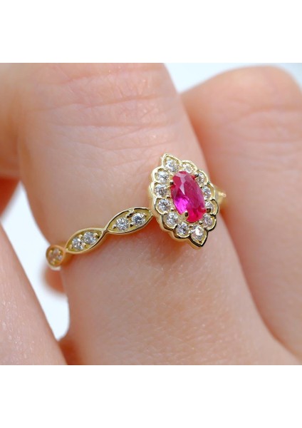 Oval Ruby Taşlı Yanları Zirkon Taşlarla Süslemeli Işıltılı 14 Ayar Altın Kadın Yüzük