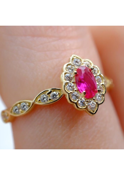 Oval Ruby Taşlı Yanları Zirkon Taşlarla Süslemeli Işıltılı 14 Ayar Altın Kadın Yüzük