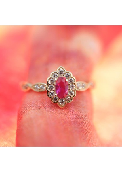 Oval Ruby Taşlı Yanları Zirkon Taşlarla Süslemeli Işıltılı 14 Ayar Altın Kadın Yüzük