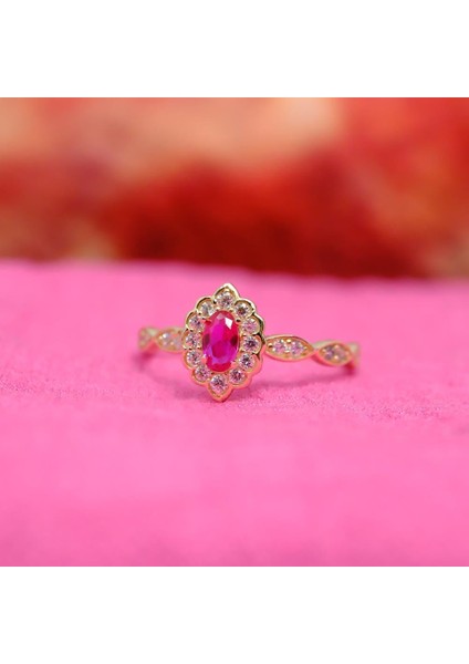Oval Ruby Taşlı Yanları Zirkon Taşlarla Süslemeli Işıltılı 14 Ayar Altın Kadın Yüzük