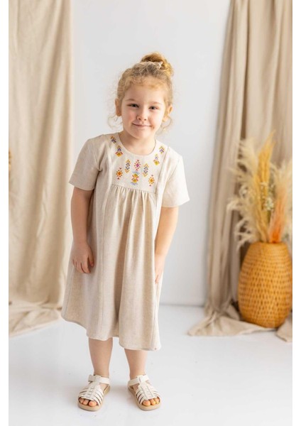 Bej Keten Göğüs Üzerine Etnik Desen Baskılı Robadan Büzgülü Kısa Kız Çocuk Elbise