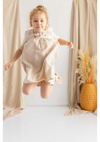 Bej Keten Göğüs Üzerine Etnik Desen Baskılı Robadan Büzgülü Kısa Kız Çocuk Elbise fiyatları