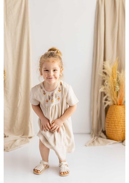 Bej Keten Göğüs Üzerine Etnik Desen Baskılı Robadan Büzgülü Kısa Kız Çocuk Elbise modelleri