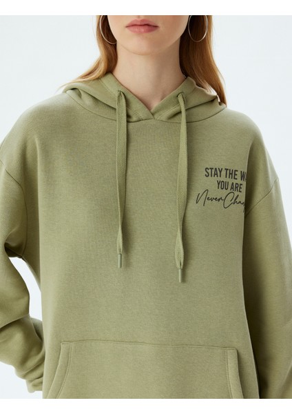 Oversize Kapüşonlu Sweatshirt Arkası Baskılı Kanguru Cepli indirimleri