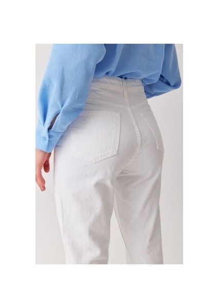 Beyaz Yüksek Bel Likralı Denim Kumaş Mom Fit Yüksek Bel Jean 2024 indirimleri