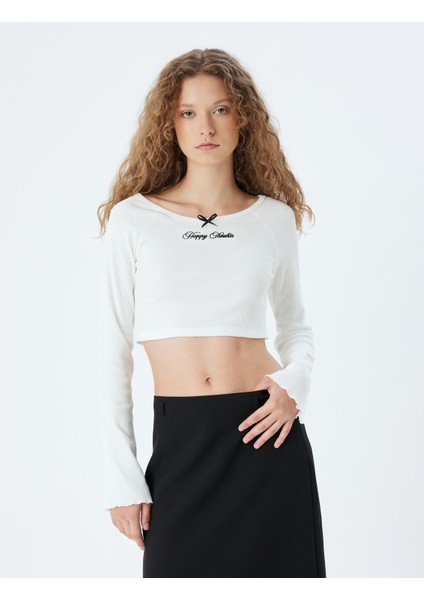 Crop Tişört Ispanyol Kollu Slogan Işlemeli Kayık Yaka Fiyonklu Slim Fit modelleri