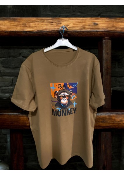 Design - Bad Monkey Baskılı Haki Yeşil T-Shirt - Pamuklu Kalite Soyut Desenli