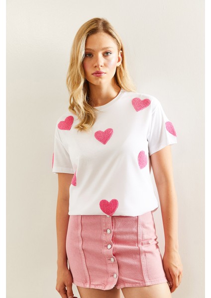 Kadın Süzene Kalp Nakışlı Basic T-Shirt fırsatları