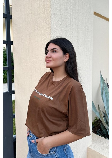 Kahverengi Freedom Baskı Unisex Oversize T-Shirt fiyatları