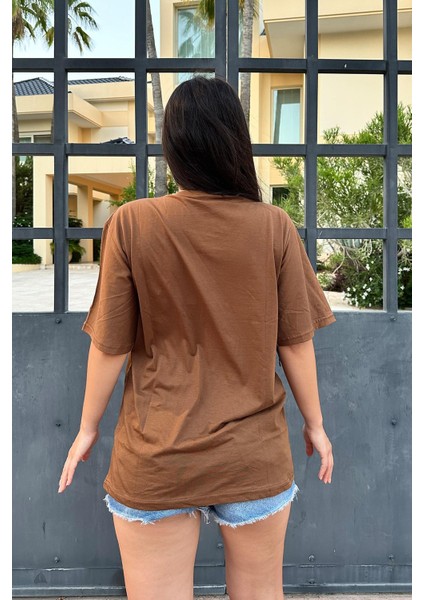 Kahverengi Freedom Baskı Unisex Oversize T-Shirt modelleri