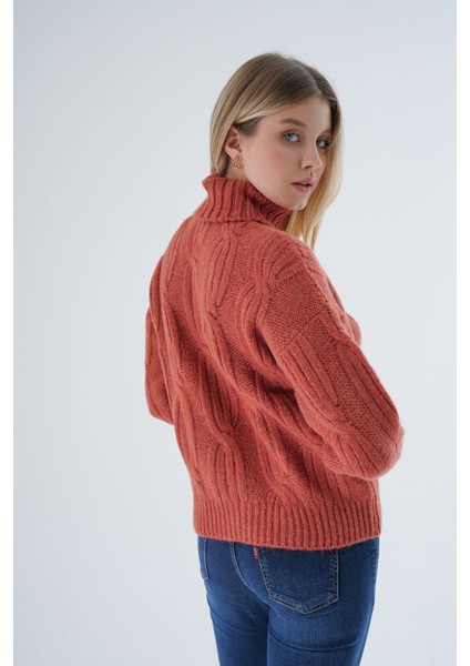 Kadın Kiremit Oversize Balıkçı Yaka Selanik Saç Örgülü Yünlü Özel Iplik Triko Örme Kazak TRIST-6159 modelleri