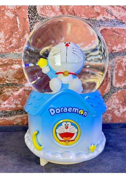 Doğan Hediyelik Doraemon Mega Boy Kar Püskürtmeli Işıklı Müzikli Kar Küresi