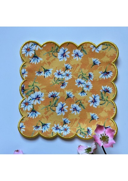 Papatya Sarı Zemin Dijital Baskılı, Kenarı Sarı Nakışlı Dekoratif Kokteyl Peçeteleri