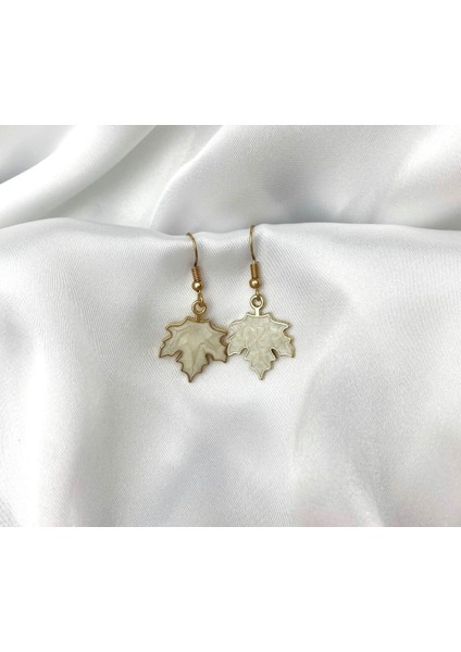 Gold Çerçeveli Zarif Yaprak Küpe